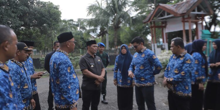 Bupati Aceh Besar Syech H Muharram Idris melakukan sidak di Kantor Satpol PPWH Aceh Besar di Kota Jantho Kamis 17042025 FOTOMC ACEH BESAR KETIKKABARcom Bupati Aceh Besar Syech H Muharram Idris melakukan sidak di Kantor Satpol PP WH Aceh Besar di Kota Jantho Kamis 17042025 FOTOMC ACEH BESAR