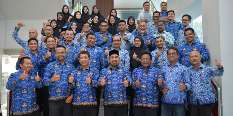 Kepala DPMPTSP Aceh Muhammad Iswanto SSTP MM dalam Rapat Kerja Raker Penyesuaian Program Kegiatan Anggaran Tahun 2025 dengan visi dan misi Pemerintah Aceh 2025 2030 di Aula DPMPTSP Aceh Banda Aceh Kamis 174
