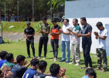Ketua KONI Aceh Besar Bakhtiar di dampingi panitia seleksi, menyampaikan sambutannya pada penutupan seleksi pemain sepak bola Pra PORA Aceh Besar tahun 2025, di Lapangan Matador, Gampong Meunasah Papeun, Lamreung, Kecamatan Ingin Jaya, Aceh Besar, Jumat (18/4/2025). FOTO/ MC ACEH BESAR