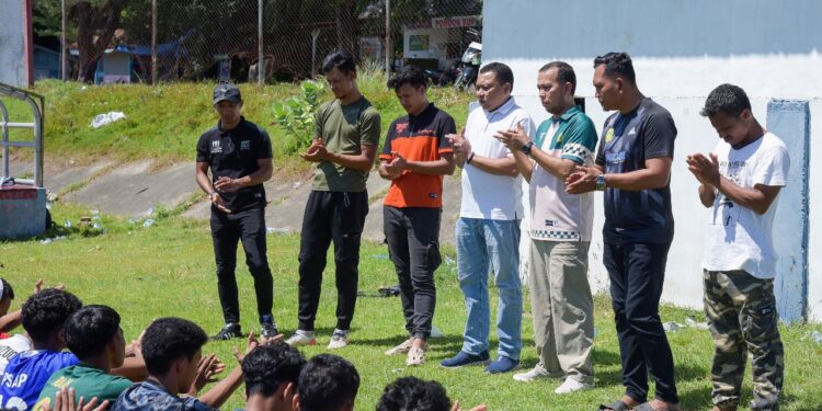 Ketua KONI Aceh Besar Bakhtiar di dampingi panitia seleksi menyampaikan sambutannya pada penutupan seleksi pemain sepak bola Pra PORA Aceh Besar tahun 2025 di Lapangan Matador Gampong Meunasah Papeun Lamreung Kecamatan Ingin Jaya Aceh Besar Jumat 1842025 FOTO MC ACEH BESAR