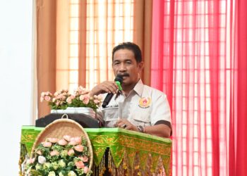 Wakil Bupati Aceh Besar Drs H Syukri A Jalil menyampaikan sambutan dan membuka acara Rapat KONI Aceh Besar di Gedung Dekranasda, Gampong Gani, Kecamatan Ingin Jaya, Aceh Besar, Sabtu (19/04/2025). FOTO/MC ACEH BESAR