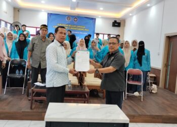 Ketua Prodi Komunikasi dan Penyiaran Islam (KPI) Fakultas Agama Islam (FAI) Universitas Serambi Mekkah (USM) Aceh, Dr Muhammad Syarif, MA dan Ketua PWI Aceh, Nasir Nurdin disaksikan dosen dan mahasiswa memperlihatkan dokumen MoU yang ditandatangani oleh pimpinan dari kedua lembaga tersebut, Sabtu, 19 April 2025.(Dok PWI Aceh)