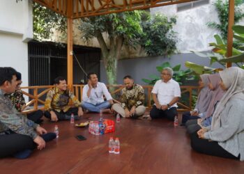 Wakil Gubernur Aceh saat mendengar langsung keluh kesah mahasiswa Aceh di Malang Jawa Timur. Senin, 21 April 2025. (Foto: Humas BPPA)