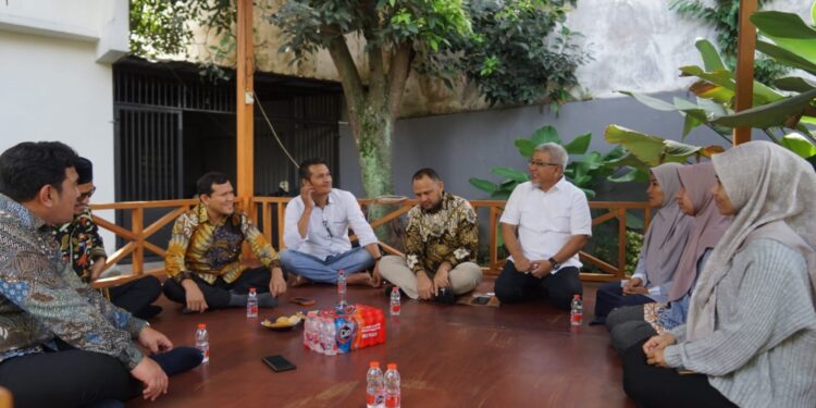 Wakil Gubernur Aceh saat mendengar langsung keluh kesah mahasiswa Aceh di Malang Jawa Timur Senin 21 April 2025 Foto Humas BPPA