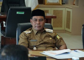 Bupati Aceh Besar H Muharram Idris (Syech Muharram) berdialog dengan pihak Sentra Darussa'adah Perwakilan Aceh, dalam rapat pembahasan Sekolah Rakyat, di Ruang Kerja Bupati Aceh Besar, Kota Jantho, Senin (21/4/2025). FOTO/ MC ACEH BESAR