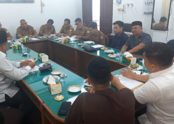 Suasana hearing bersama Komisi IV DPRK Aceh Besar di Ruang Rapat Konsultasi DPRK Aceh Besar, Kota Jantho, Senin (21/4/2025). FOTO/DOK MC ACEH BESAR