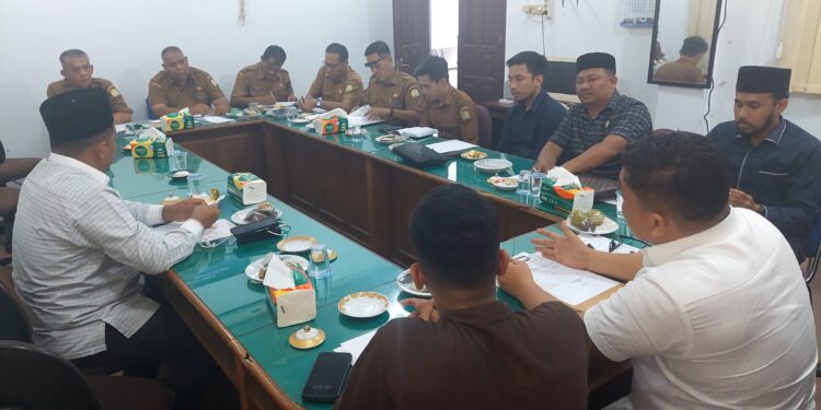 Suasana hearing bersama Komisi IV DPRK Aceh Besar di Ruang Rapat Konsultasi DPRK Aceh Besar Kota Jantho Senin 2142025 FOTODOK MC ACEH BESAR