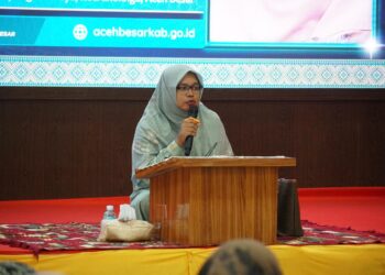 Ummi Fitriani Benti Hanafiah Pimpinan Balai Pengajian Bustanul HidayahMajelis Talim Gampong Weuraya Kecamatan Lhoknga memimpin kajian rutin halaqah TP PKK Kabupaten Aceh Besar di Meuligoe Bupati Aceh Besar Kota Jantho Selasa 2242025 FOTO MC ACEH BESAR