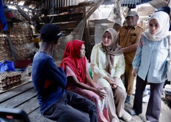 Ketua Tim Penggerak PKK Aceh, Marlina Muzakir, berkunjung ke rumah Rudi (43), warga Gampong Me Merbo, Kecamatan Tanah Pasir, Aceh Utara, Selasa 22/04/2025. Pemerintah Aceh merencanakan untuk membantu membangunkan rumah layak huni kepada Rudi dan keluarganya.
