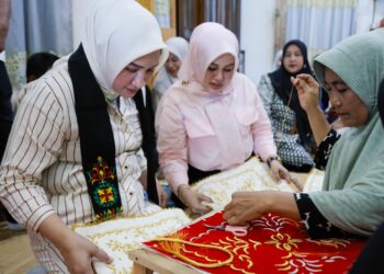 Ketua Dekranasda Aceh Marlina Muzakir didampingi Ketua Dekranasda Kabupaten Pidie Rohana Razali mengunjungi galeri dan tempat produksi kerajinan khas Aceh Fitri Souvenir di Gampong Garot Cut Kecamatan Indra Jaya Kabupaten Pidie Rabu 2342025 KETIKKABARcom Ketua Dekranasda Aceh Marlina Muzakir didampingi Ketua Dekranasda Kabupaten Pidie Rohana Razali mengunjungi galeri dan tempat produksi kerajinan khas Aceh Fitri Souvenir di Gampong Garot Cut Kecamatan Indra Jaya Kabupaten Pidie Rabu 2342025