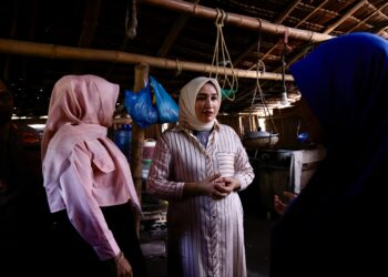 Ketua Tim Penggerak PKK Aceh, Marlina Muzakir, didampingi Ketua PKK Kabupaten Pidie, Rohana Razali, meninjau rumah milik keluarga Khadijah, Jamilah, dan Badriah, calon penerima bantuan rumah layak huni di Gampong Dayah Beuah, Kecamatan Delima Kabupaten Pidie, Rabu (23/4/2025). Tiga keluarga itu tinggal dalam satu rumah yang sudah lapuk dimakan usia.