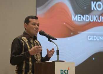 Wakil Gubernur Aceh, Fadhlullah , SE membuka Simposium Ekonomi Kalaborasi PWI - BSI untuk Mendukung Perkembangan UMKN Aceh, di Gedung Landmark BSI Aceh, 24/4/2025