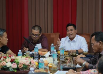 Bupati Aceh Besar H Muharram Idris (Syech Muharram), saat memimpin rapat penyesuaian visi dan misi ke dalam RPJM Kabupaten Aceh Besar di Gedung Dekranasda Aceh Besar, Gani, Kecamatan Ingin Jaya, Kabupaten Aceh Besar, Rabu (23/4/2025) malam. FOTO/ MC ACEH BESAR