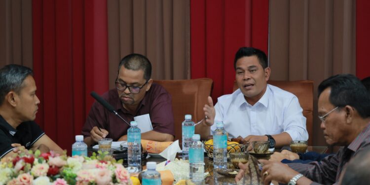 Bupati Aceh Besar H Muharram Idris Syech Muharram saat memimpin rapat penyesuaian visi dan misi ke dalam RPJM Kabupaten Aceh Besar di Gedung Dekranasda Aceh Besar Gani Kecamatan Ingin Jaya Kabupaten Aceh Besar Rabu 2342025 malam FOTO MC ACEH BESAR