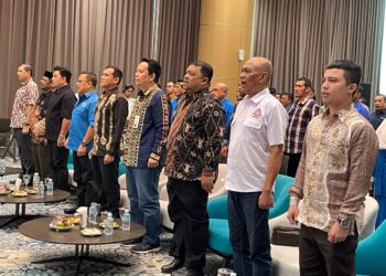 Drs. Sulaimi, M.Si ( Foto: tiga dari kanan) Staf Ahli Bupati Aceh Besar menghadiri Simposium Ekonomi Kolaborasi yang digelar PWI dan BSI Aceh, di Gedung Landmark BSI Banda Aceh, Kota Banda Aceh, Kamis (24/4/2025). FOTO/ MC ACEH BESAR