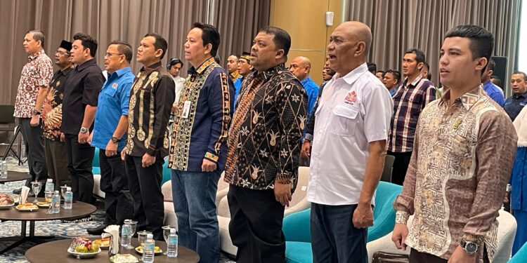 Drs Sulaimi MSi Foto tiga dari kanan Staf Ahli Bupati Aceh Besar menghadiri Simposium Ekonomi Kolaborasi yang digelar PWI dan BSI Aceh di Gedung Landmark BSI Banda Aceh Kota Banda Aceh Kamis 2442025 FOTO MC ACEH BESAR KETIKKABARcom Drs Sulaimi MSi Foto tiga dari kanan Staf Ahli Bupati Aceh Besar menghadiri Simposium Ekonomi Kolaborasi yang digelar PWI dan BSI Aceh di Gedung Landmark BSI Banda Aceh Kota Banda Aceh Kamis 2442025 FOTO MC ACEH BESAR
