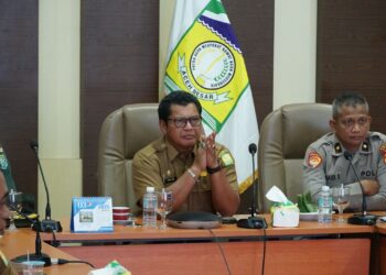 Plt Sekda Aceh Besar Bahrul Jamil S.Sos., M.Si bersama unsur Forkopimda dan Ka OPD mengikuti Rakor Pengendalian Inflasi Daerah di Aula Lantai 3 Kantor Bupati Aceh Besar Kota Jantho, Senin(28/04/2025). FOTO/MC ACEH BESAR