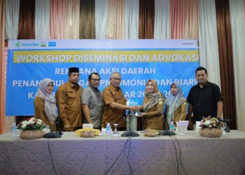 Asisten I Sekdakab Aceh Besar, Farhan, AP, menerima dokumen RADPPD Kabupaten Aceh Besar 2025-2030 dari Kadinkes Aceh Besar di Aula Dekranasda Aceh Besar, Selasa (29/4/2025). FOTO/MC ACEH BESAR