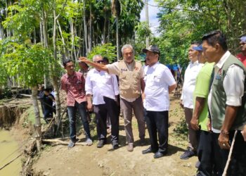 Wakil Bupati Aceh Besar Drs Syukri A Jalil, di dampingi Staf Ahli Bupati Aceh Besar Ir Makmun MT, Kepala Badan Kesbangpol Aceh Besar Sofian SH, Kalaksa BPBD Aceh Besar Ridwan Jamil SSos MSi, serta unsur personel dari Kompi B Batalyon 117/KY, meninjau lokasi banjir yang melanda Gampong Leungah, Kecamatan Seulimeum, Kabupaten Aceh Besar, Selasa (30/4/2025). FOTO/ DOK MC ACEH BESAR