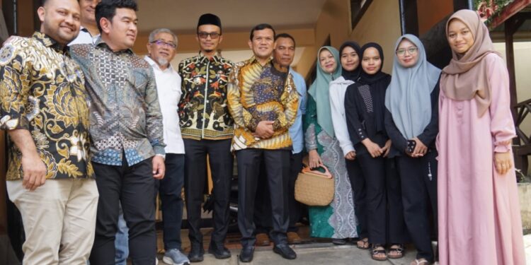 Wakil Gubernur Aceh Fadlullah saat mengunjungi asrama mahasiswa Aceh di Malang antara lain Asrama Pocut Baren Asrama Cut Meutia dan Asrama Chik Ditiro Senin 21 April 2025 Foto Humas BPPA KETIKKABARcom Wakil Gubernur Aceh Fadlullah saat mengunjungi asrama mahasiswa Aceh di Malang antara lain Asrama Pocut Baren Asrama Cut Meutia dan Asrama Chik Ditiro Senin 21 April 2025 Foto Humas BPPA