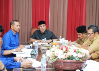 Bupati Aceh Besar Muharram Idris (Syech Muharram) memimpin audiensi dengan jajaran Direksi PDAM Tirta Mountala, di Ruang Rapat Gedung Dekranasda Gampong Gani, Kecamatan Ingin Jaya, Aceh Besar, Selasa (22/04/2025). FOTO/MC ACEH BESAR