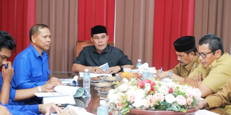 Bupati Aceh Besar Muharram Idris Syech Muharram memimpin audiensi dengan jajaran Direksi PDAM Tirta Mountala di Ruang Rapat Gedung Dekranasda Gampong Gani Kecamatan Ingin Jaya Aceh Besar Selasa 22042025 FOTOMC ACEH BESAR KETIKKABARcom Bupati Aceh Besar Muharram Idris Syech Muharram memimpin audiensi dengan jajaran Direksi PDAM Tirta Mountala di Ruang Rapat Gedung Dekranasda Gampong Gani Kecamatan Ingin Jaya Aceh Besar Selasa 22042025 FOTOMC ACEH BESAR