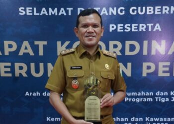 Wakil Gubernur Aceh, Fadhlullah, SE, menerima apresiasi Nasional atas kontribusinya dalam mendukung program strategis nasional 3 juta rumah yang di serahkan oleh wakil menteri perumahan & kawasan permukiman (PKP) Indonesia, Bapak Fahri Hamzah di Gedung sasana Bakti Praja, kemendagri, jakarta, Selasa 29 April 2025