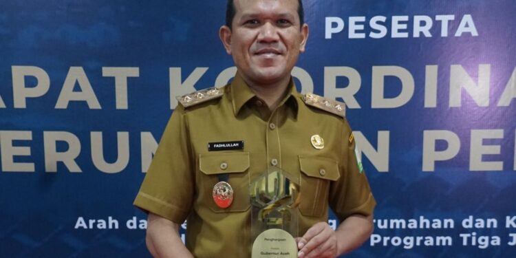 Wakil Gubernur Aceh Fadhlullah SE menerima apresiasi Nasional atas kontribusinya dalam mendukung program strategis nasional 3 juta rumah yang di serahkan oleh wakil menteri perumahan kawasan permukiman PKP Indonesia Bapak Fahri Hamzah di Gedung sasana Bakti Praja kemendagri jakarta Selasa 29 April 2025 KETIKKABARcom Wakil Gubernur Aceh Fadhlullah SE menerima apresiasi Nasional atas kontribusinya dalam mendukung program strategis nasional 3 juta rumah yang di serahkan oleh wakil menteri perumahan kawasan permukiman PKP Indonesia Bapak Fahri Hamzah di Gedung sasana Bakti Praja kemendagri jakarta Selasa 29 April 2025