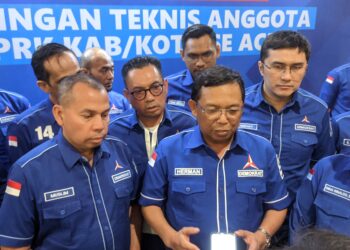 Ketua Dewan Pimpinan Daerah DPD Partai Demokrat Aceh Muslim Saleh kiri Sekretaris Jenderal DPP Partai Demokrat Herman Khaeron tengah konferensi pers usai mengikuti Rapat Kerja Daerah Rakerda di Hermes Palace Hotel Banda Aceh Selasa 2942025 KETIKKABARcomMirja