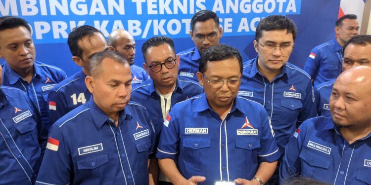 Ketua Dewan Pimpinan Daerah DPD Partai Demokrat Aceh Muslim Saleh kiri Sekretaris Jenderal DPP Partai Demokrat Herman Khaeron tengah konferensi pers usai mengikuti Rapat Kerja Daerah Rakerda di Hermes Palace Hotel Banda Aceh Selasa 2942025 KETIKKABARcomMirja KETIKKABARcom Ketua Dewan Pimpinan Daerah DPD Partai Demokrat Aceh Muslim Saleh kiri Sekretaris Jenderal DPP Partai Demokrat Herman Khaeron tengah konferensi pers usai mengikuti Rapat Kerja Daerah Rakerda di Hermes Palace Hotel Banda Aceh Selasa 2942025 KETIKKABARcomMirja