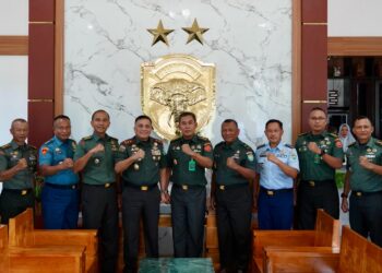 Pangdam IM Mayor Jenderal TNI Niko Fahrizal MTrHan menerima kunjungan silaturahmi dari Kadilmil I01 Banda Aceh yang baru Kolonel Chk Khamdan di Balee Sanggamara Makodam IM Banda Aceh Selasa 2942025 KETIKKABARcom Pangdam IM Mayor Jenderal TNI Niko Fahrizal MTrHan menerima kunjungan silaturahmi dari Kadilmil I 01 Banda Aceh yang baru Kolonel Chk Khamdan di Balee Sanggamara Makodam IM Banda Aceh Selasa 2942025