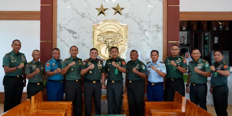 Pangdam IM Mayor Jenderal TNI Niko Fahrizal MTrHan menerima kunjungan silaturahmi dari Kadilmil I01 Banda Aceh yang baru Kolonel Chk Khamdan di Balee Sanggamara Makodam IM Banda Aceh Selasa 2942025 KETIKKABARcom Pangdam IM Mayor Jenderal TNI Niko Fahrizal MTrHan menerima kunjungan silaturahmi dari Kadilmil I 01 Banda Aceh yang baru Kolonel Chk Khamdan di Balee Sanggamara Makodam IM Banda Aceh Selasa 2942025
