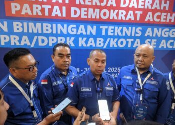 Ketua DPD Partai Demokrat Aceh, Muslim Sale (tengah) saat di wawancarai setelah pembukaan Bimbingan Teknis (Bimtek) DPR Aceh dan DPR Kabupaten/Kota se-Aceh di Hermes Palace Hotel, Banda Aceh, Senin (28/4/2025) malam. [Foto: KETIKKABAR.com/Mirja]