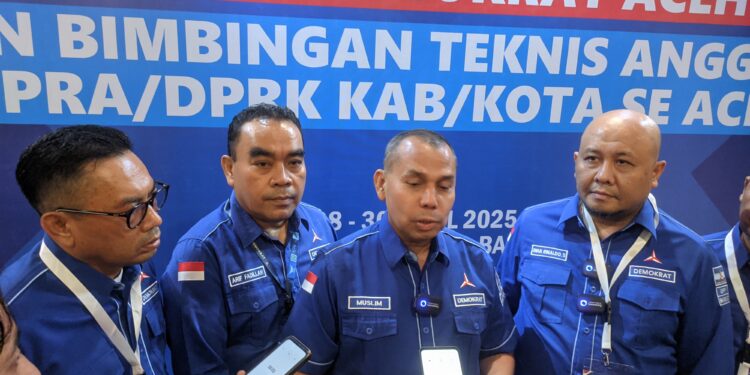 Ketua DPD Partai Demokrat Aceh Muslim Sale tengah saat di wawancarai setelah pembukaan Bimbingan Teknis Bimtek DPR Aceh dan DPR KabupatenKota seAceh di Hermes Palace Hotel Banda Aceh Senin 2842025 malam Foto KETIKKABARcomMirja KETIKKABARcom Ketua DPD Partai Demokrat Aceh Muslim Sale tengah saat di wawancarai setelah pembukaan Bimbingan Teknis Bimtek DPR Aceh dan DPR KabupatenKota se Aceh di Hermes Palace Hotel Banda Aceh Senin 2842025 malam Foto KETIKKABARcomMirja