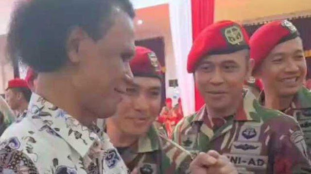 PrajuritKopassusyangberposebersamaKetuaUmumDPPGRIBJayaHerculesjpg KETIKKABARcom Danjen Kopassus Minta Maaf Gegara Foto Sejumlah Prajurit TNI dengan Hercules Viral