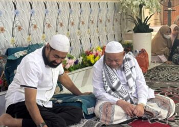 Gubernur Aceh, Muzakir Manaf Silaturahmi Lebaran Idul Fitri 1446H/2025M di Kediaman Tgk. H. Muhammad Ali atau lebih kenal Abu Paya Pasi pimpinan pondok pesantren Dayah Bustanul Huda di Desa Alue Cek Doi, Kecamatan Julok, Aceh Timur, Rabu, 02/04/2025.