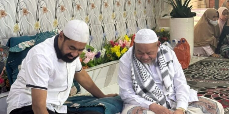 Gubernur Aceh Muzakir Manaf Silaturahmi Lebaran Idul Fitri 1446H2025M di Kediaman Tgk H Muhammad Ali atau lebih kenal Abu Paya Pasi pimpinan pondok pesantren Dayah Bustanul Huda di Desa Alue Cek Doi Kecamatan Julok Aceh Timur Rabu 02042025