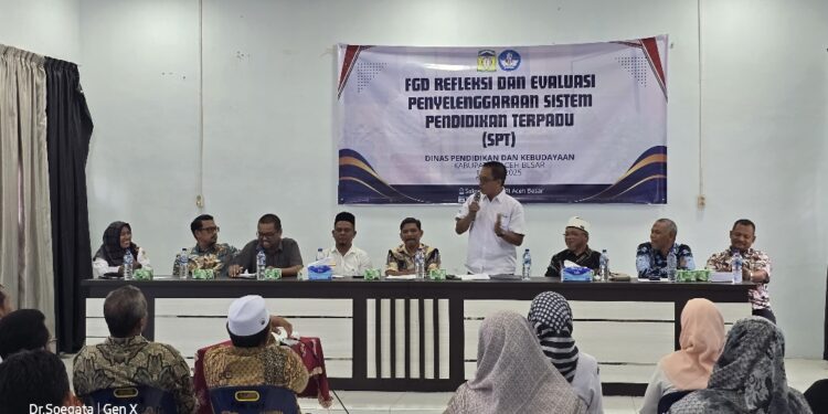 Sekdis Dikbud Aceh Besar Fakhrurrazi SE membuka FGD Refleksi dan Evaluasi Penyelenggaraan SPT di Sekretariat PGRI Aceh Besar Gampong Bada Kecamatan Ingin Jaya pada Rabu 3042025 FOTO MC ACEH BESAR
