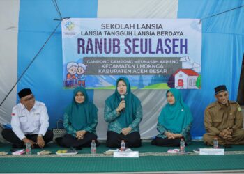 Ketua TP PKK Aceh Besar Hj Rita Mayasari menyampaikan sambutannya pada pembukaan Sekolah Lansia Ranub Seulaseh, di Meunasah Gampong Meunasah Karieng, Kemukiman Lamlhom, Kecamatan Lhoknga, Kabupaten Aceh Besar, Senin (28/4/2025). FOTO/ DOK MC ACEH BESAR