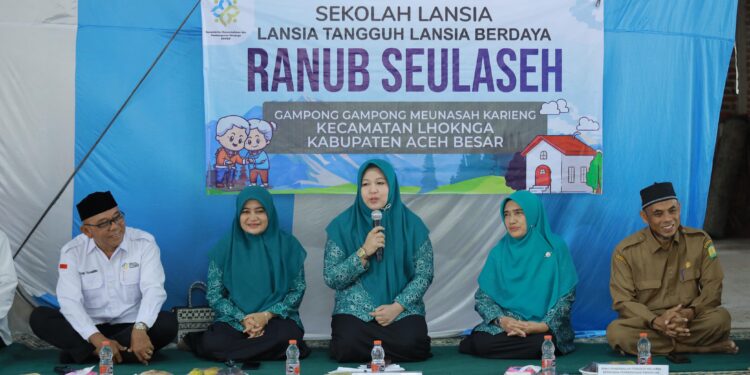 Ketua TP PKK Aceh Besar Hj Rita Mayasari menyampaikan sambutannya pada pembukaan Sekolah Lansia Ranub Seulaseh di Meunasah Gampong Meunasah Karieng Kemukiman Lamlhom Kecamatan Lhoknga Kabupaten Aceh Besar Senin 2842025 FOTO DOK MC ACEH BESAR KETIKKABARcom Ketua TP PKK Aceh Besar Hj Rita Mayasari menyampaikan sambutannya pada pembukaan Sekolah Lansia Ranub Seulaseh di Meunasah Gampong Meunasah Karieng Kemukiman Lamlhom Kecamatan Lhoknga Kabupaten Aceh Besar Senin 2842025 FOTO DOK MC ACEH BESAR