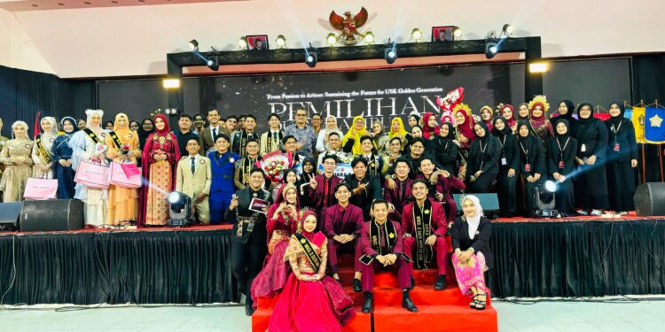 Foto Bersama Ikatan Duta Kampus Universitas Syiah Kuala USK sukses menyelenggarakan malam penobatan Duta Kampus USK 2025 pada Kamis 1 Mei 2025 di Gedung AAC Dayan Dawood
