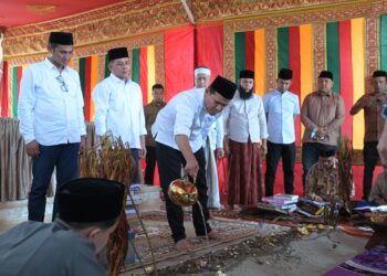Wakil Gubernur Aceh, Fadhlullah SE didampingi Istri Mukarramah dan Sejumlah Kepala SKPA takziah ke rumah duka Tgk. Syekh H. Baidhawi Adnan (Abati Bakongan) di Komplek Dayah Ashabul Yamin kec. Bakongan Kab Aceh Selatan. (3/5/2025).