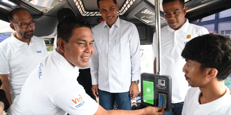 Bupati Aceh Besar H Syech Muharram Idris menempelkan kartu Trans Koetaradja dalam acara Lahunching Pelayanan Trans Koetaradja di Komplek Terminal Tipe A Batoh Band Aceh Aceh Minggu 04052025 FOTOMC ACEH BESAR KETIKKABARcom Bupati Aceh Besar H Syech Muharram Idris menempelkan kartu Trans Koetaradja dalam acara Lahunching Pelayanan Trans Koetaradja di Komplek Terminal Tipe A Batoh Band Aceh Aceh Minggu 04052025 FOTOMC ACEH BESAR