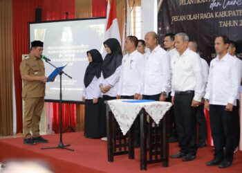 Bupati Aceh Besar H. Muharram Idris (Syech Muharram) mengukuhkan dan melantik pengurus BAPOPSI tingkat Kabupaten dan pengurus BAPOPSI Kecamatan serta melaunching PORKAB Tahun 2025, bertempat di Gedung Dekranasda Gampong Gani, Kecamatan Ingin Jaya, Aceh Besar, Selasa (06/05/2025). FOTO/MC ACEH BESAR