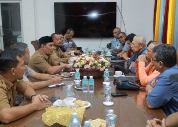 Bupati Aceh Besar H.Muharram Idris didampingi Asisten II Sekdakab H.M Ali S.Sos M.Si dan Kepala DPMPTSP Agus Husni SP menerima kunjungan audiensi investor Malayasi dari perusahaan Geo Solution Resources (GSR),bertempat di Gedung Dekranasda Gampong Gani, Kecamatan Ingin Jaya, Aceh Besar, Selasa (06/05/2025). FOTO/MC ACEH BESAR