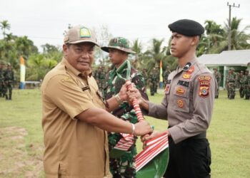 Plt Sekda Aceh Besar Bahrul Jamil SSos MSi menyerahkan alat bakti pada upacara pembukaan TMMD Ke124 di Lapangan Masjid Gampong Tereubeh Kota Jantho Selasa 06052025 FOTOMC ACEH BESAR KETIKKABARcom Plt Sekda Aceh Besar Bahrul Jamil SSos MSi menyerahkan alat bakti pada upacara pembukaan TMMD Ke 124 di Lapangan Masjid Gampong Tereubeh Kota Jantho Selasa 06052025 FOTOMC ACEH BESAR