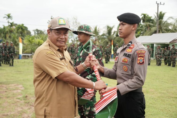 Plt Sekda Aceh Besar Bahrul Jamil SSos MSi menyerahkan alat bakti pada upacara pembukaan TMMD Ke124 di Lapangan Masjid Gampong Tereubeh Kota Jantho Selasa 06052025 FOTOMC ACEH BESAR KETIKKABARcom Plt Sekda Aceh Besar Bahrul Jamil SSos MSi menyerahkan alat bakti pada upacara pembukaan TMMD Ke 124 di Lapangan Masjid Gampong Tereubeh Kota Jantho Selasa 06052025 FOTOMC ACEH BESAR