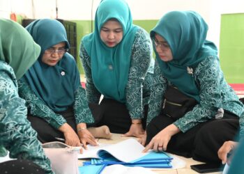 Ketua TP PKK Aceh Besar, Rita Mayasari melihat kesiapan Pokja TP PKK Gampong Beuradeun Kecamatan Peukan Bada, Rabu (07/05/2025). FOTO/MC ACEH BESAR