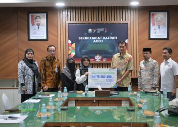 Plt. Sekda Aceh, M. Nasir menerima kunjungan Audiensi BPJS Ketenagakerjaan serta penyerahan bantuan santunan meninggal Dunia dan Bantuan Beasiswa Pendidikan kepada ahli waris H. Kamaruddin Abubakar di ruang Rapat Sekda Banda Aceh, 8/5/2025
