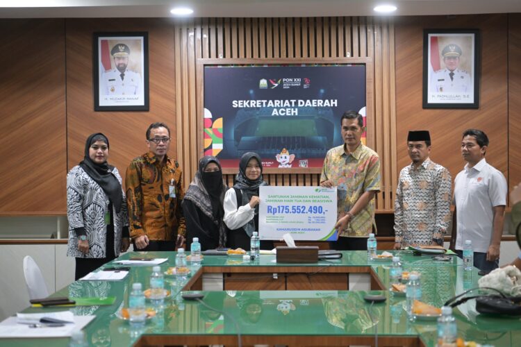 Plt Sekda Aceh M Nasir menerima kunjungan Audiensi BPJS Ketenagakerjaan serta penyerahan bantuan santunan meninggal Dunia dan Bantuan Beasiswa Pendidikan kepada ahli waris H Kamaruddin Abubakar di ruang Rapat Sekda Banda Aceh 852025 KETIKKABARcom Plt Sekda Aceh M Nasir menerima kunjungan Audiensi BPJS Ketenagakerjaan serta penyerahan bantuan santunan meninggal Dunia dan Bantuan Beasiswa Pendidikan kepada ahli waris H Kamaruddin Abubakar di ruang Rapat Sekda Banda Aceh 852025